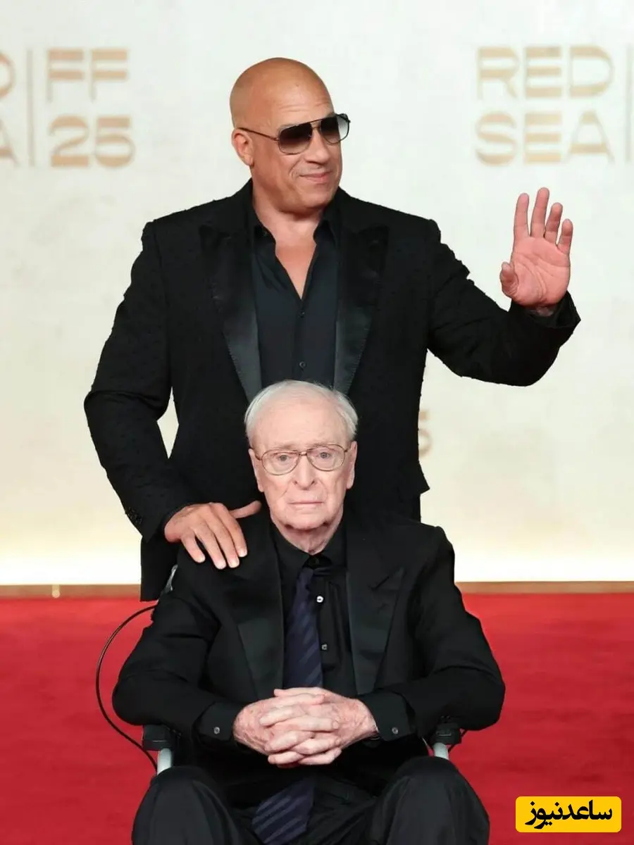 مایکل کین روی ویلچر