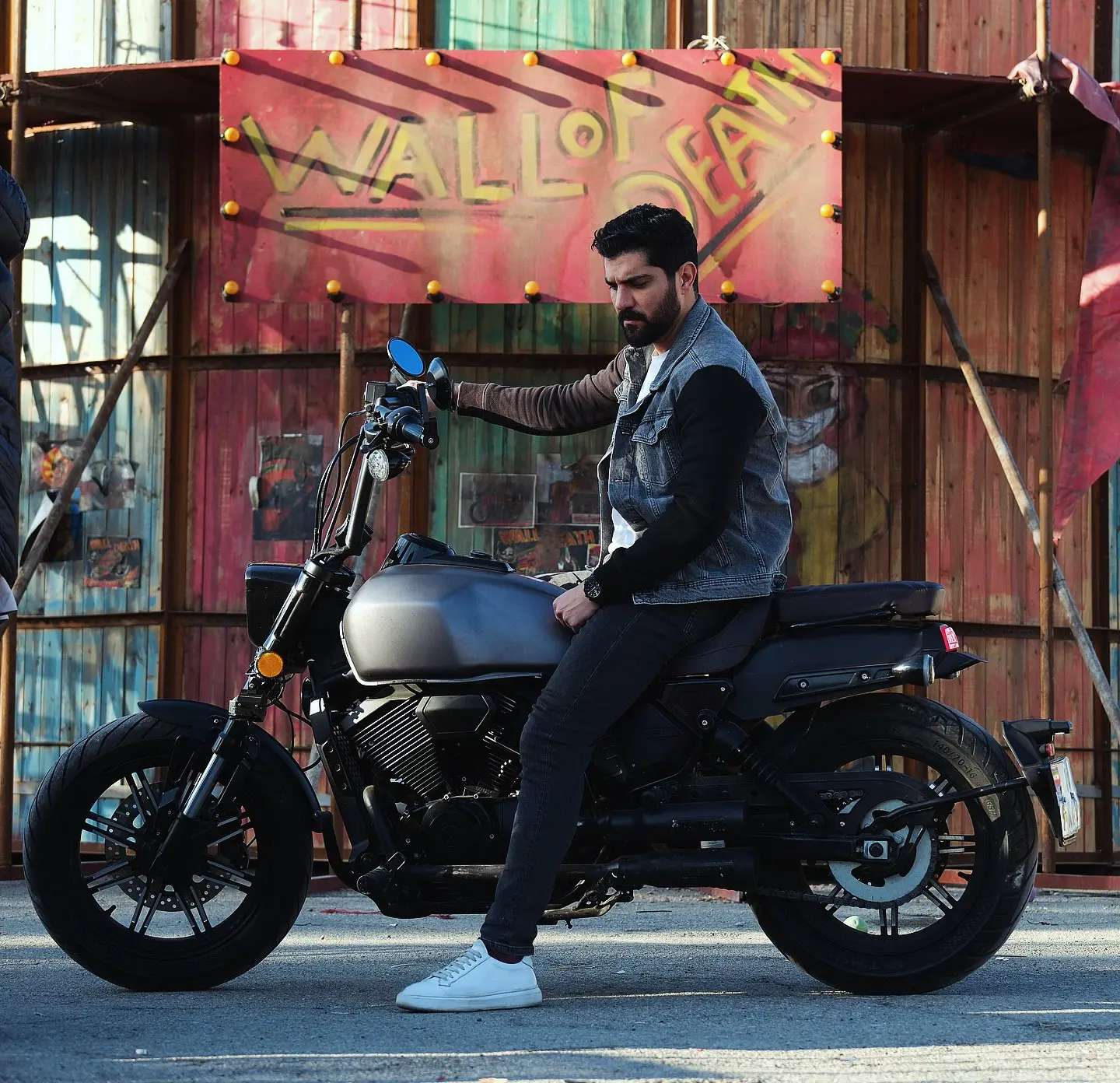 عکس سینا مهراد با موتور شیک