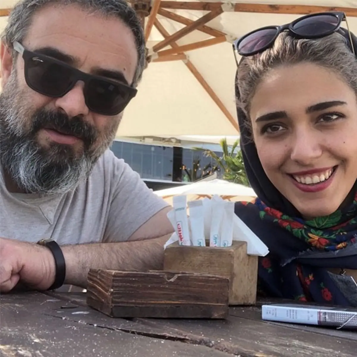 حسن معجونی و همسرش1