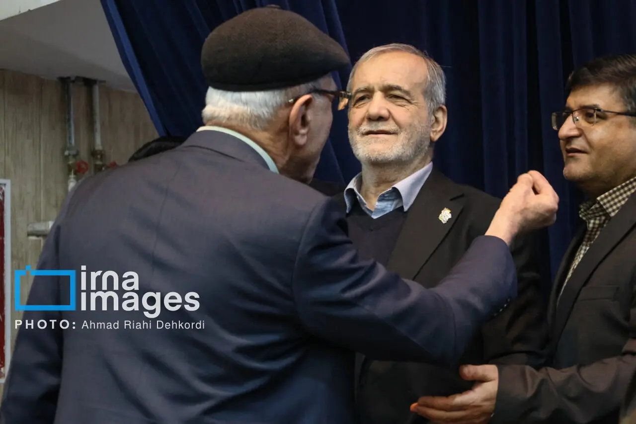 زبان بدن رئیس‌جمهور خبرساز شد+ تصاویر