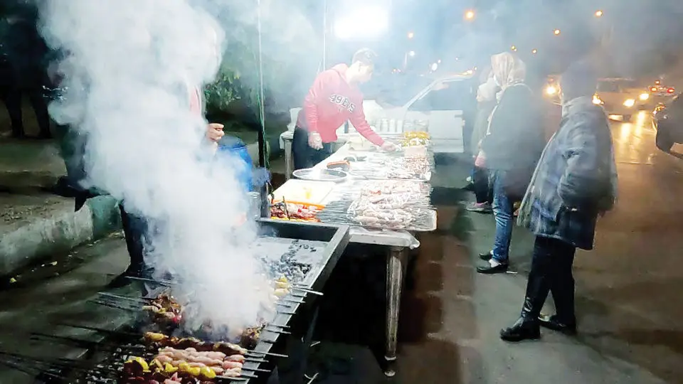 عجیب‌ترین جیگرکی تهران را این دو دختر شجاع‌دل می‌چرخانند!