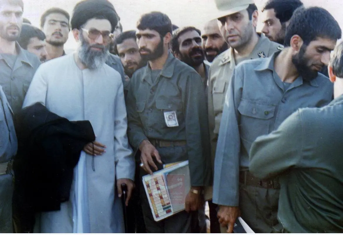 تصویر کمتر دیده‌شده از شهید تهرانی مقدم در کنار رهبر انقلاب/ سال ۶۵ شهید محمود باقری چه مسئولیتی در هوافضای سپاه داشت؟