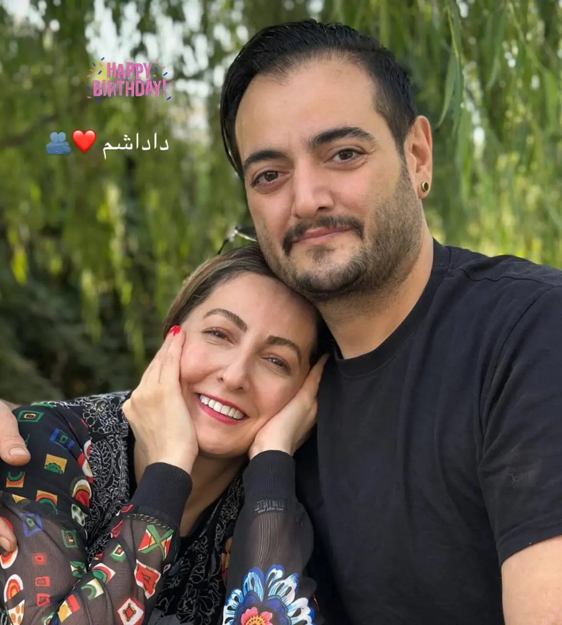 تصویر شقایق دهقان در کنار برادرش