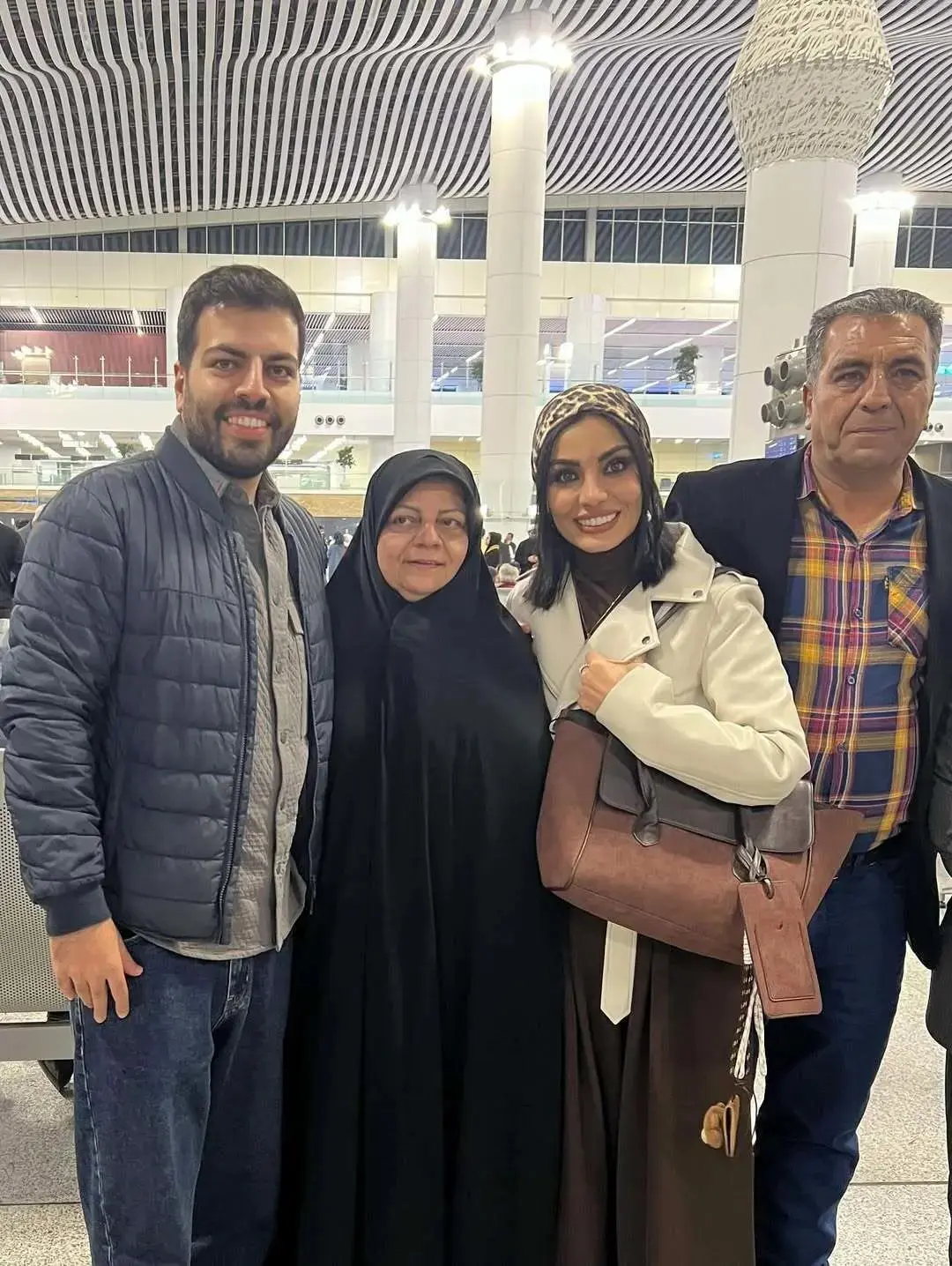 صحرا اسدالهی: مادرم مادرم گوشواره اش را فروخت تا من یک جفت کفش زرشکی با یک مقنعه نو بخرم | آرزو داشتم پدر و مادرم خفت من را نبینند