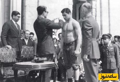 آویختن مدال بر گردن تختی