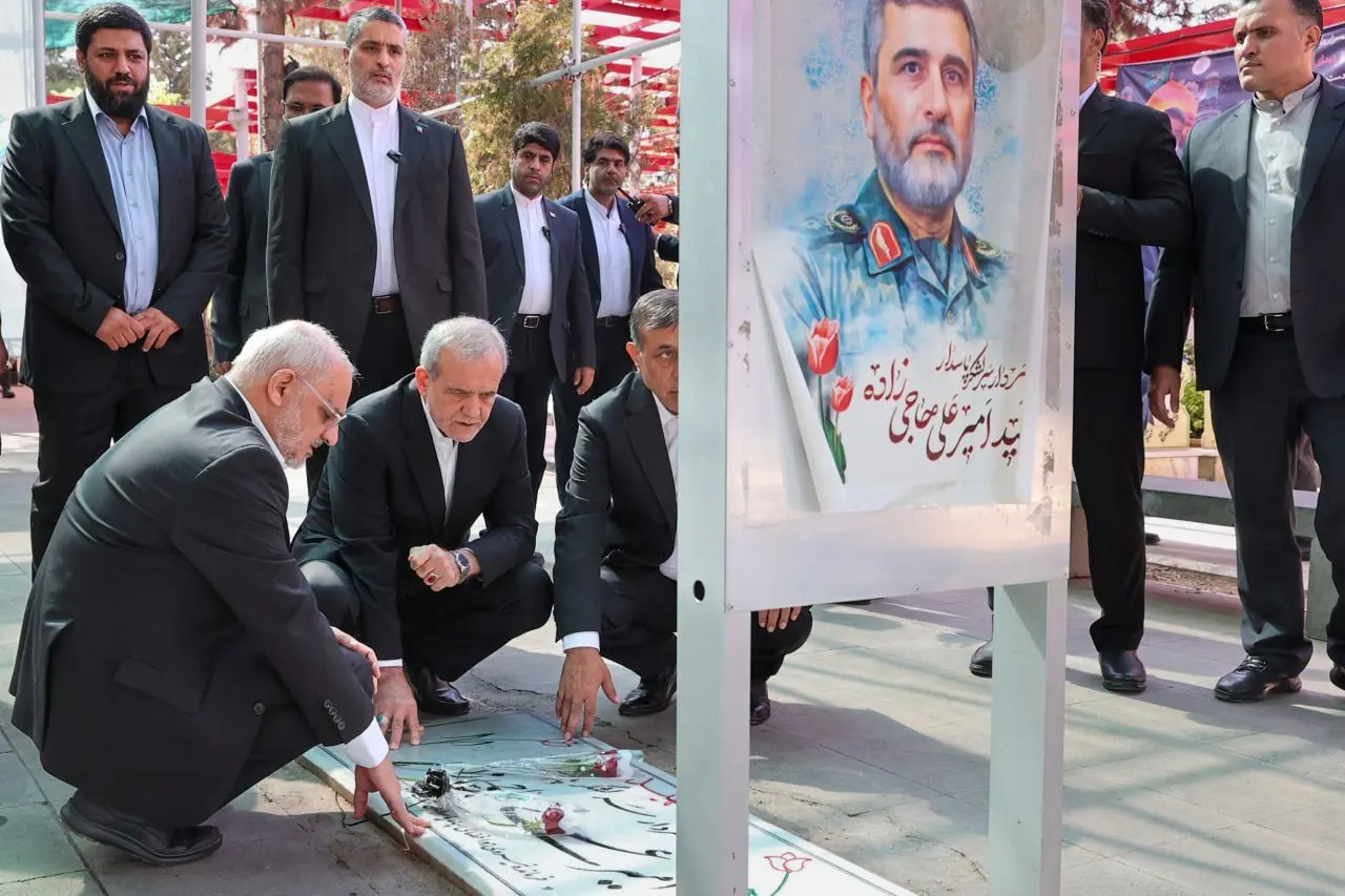 تصویری از حضور پزشکیان بر مزار فرمانده شهید هوافضای سپاه