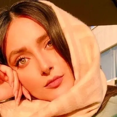 عکس‌هایی که دنیای مجازی را لرزاند؛ آوا بازیگر سریال شغال با استایل بی‌نظیر در کنار مادرش!