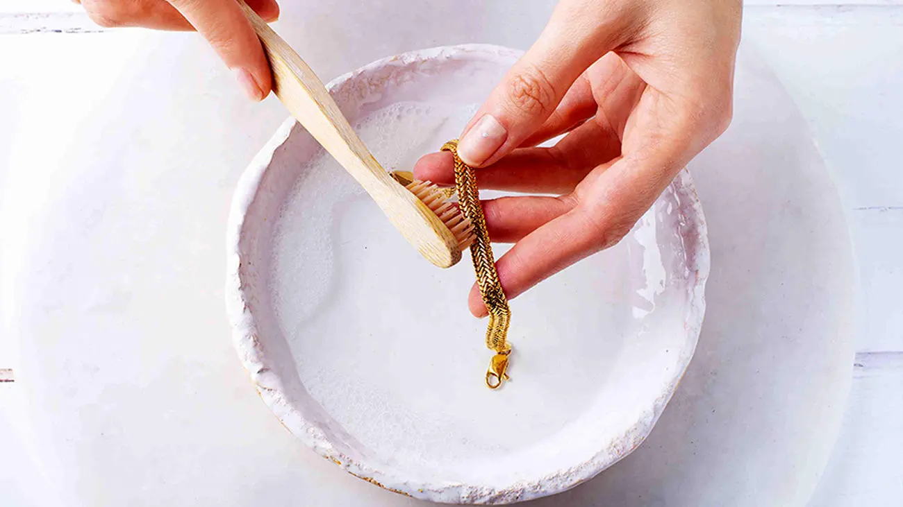 10 ماده طبیعی و خانگی برای تمیزکردن جواهرات