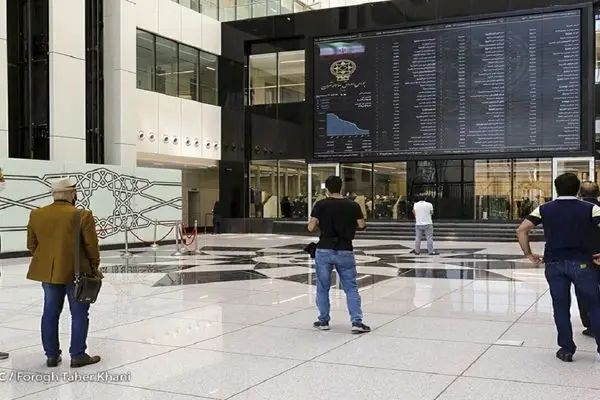 حقیقی‌ها ۱۲۱ میلیارد تومان پول از سهام و حق تقدم خارج کردند