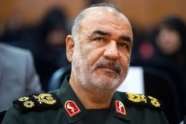 عکسی از فرمانده کل سپاه در منزل شهید سردار نیلفروشان