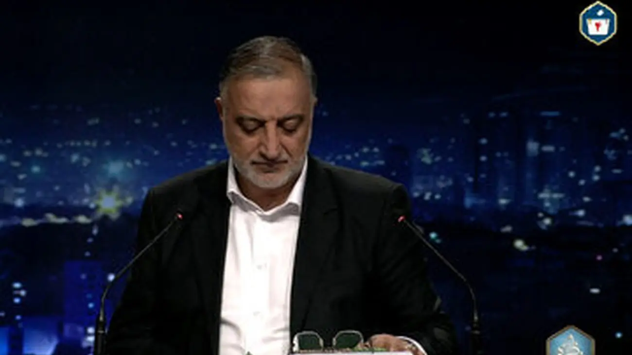 زاکانی با یک کتاب جدید به مناظره چهارم آمد + عکس