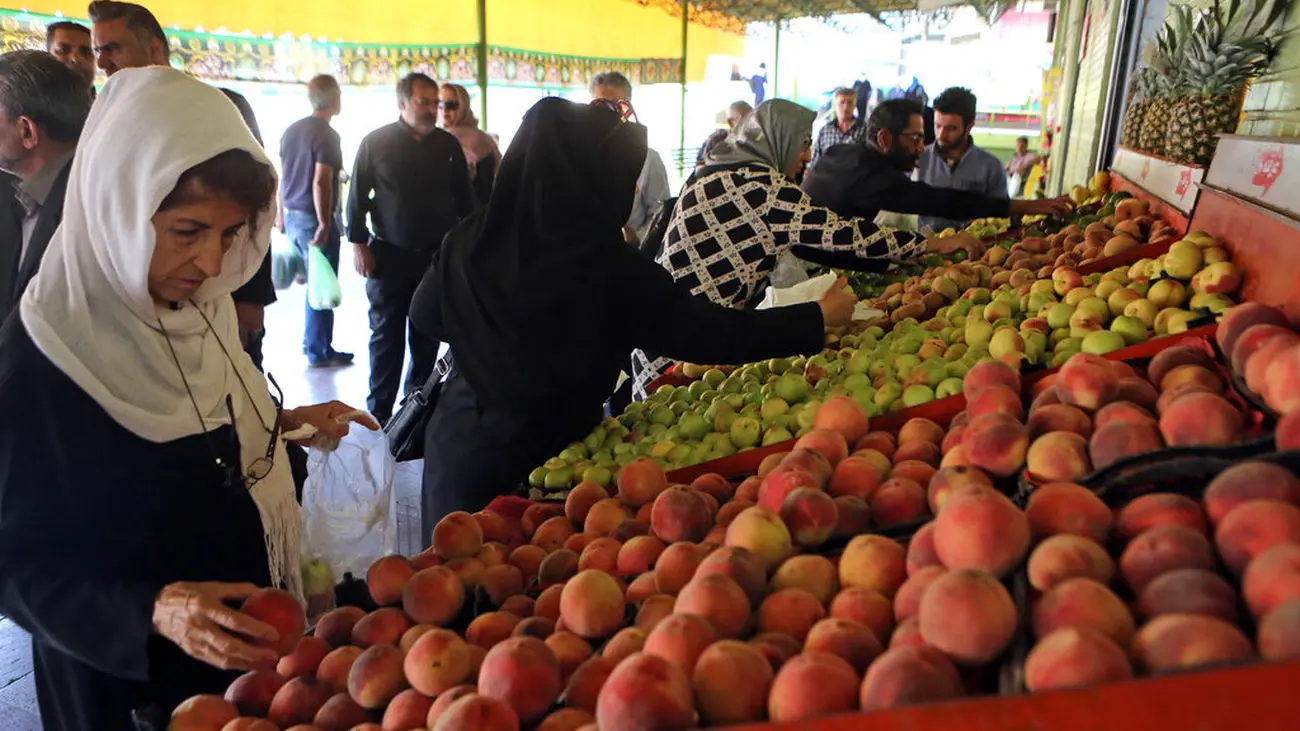 اختلاف قیمت میوه در میادین و مغازهها / جدیدترین قیمت سیب، هلو، گلابی، انگور و خربزه را ببینید + جدول