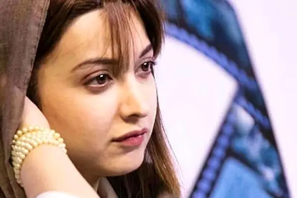 ژست خاص روشنک گرامی با آباژور طرح فرش ایرانی در آتلیه