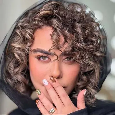 استایل جنجالی الهام اخوان: کیف بزرگ‌تر از قدش و پاسخ طنزآمیز او!  + فیلم