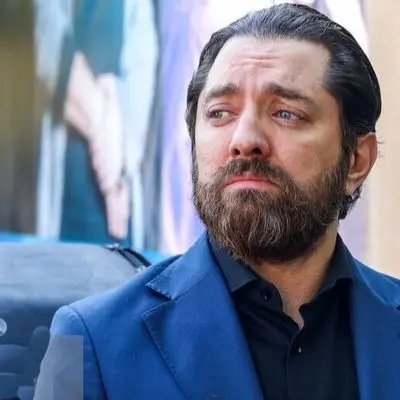 گریه‌های بهرام رادان در مراسم خاکسپاری پدرش؛ لحظات احساسی و بی‌اطلاعی از حضور سلبریتی‌ها!