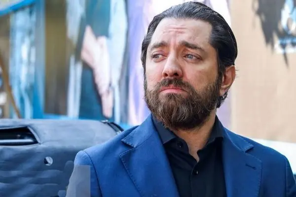 گریه‌های بهرام رادان در مراسم خاکسپاری پدرش؛ لحظات احساسی و بی‌اطلاعی از حضور سلبریتی‌ها!