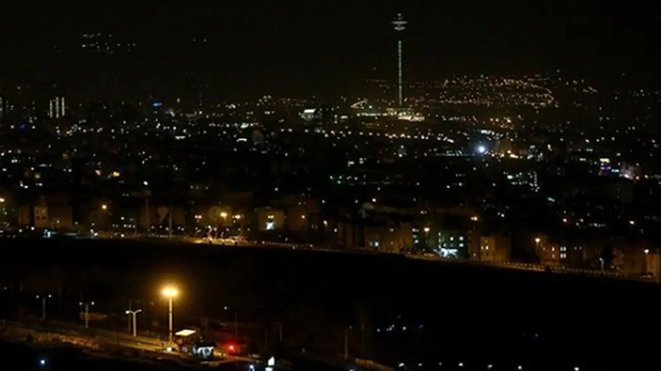 خیابان ها و بزرگراه های تهران شب نور ندارند / وزارت نیرو مراقب سلامت عابران پیاده نیست! + فیلم