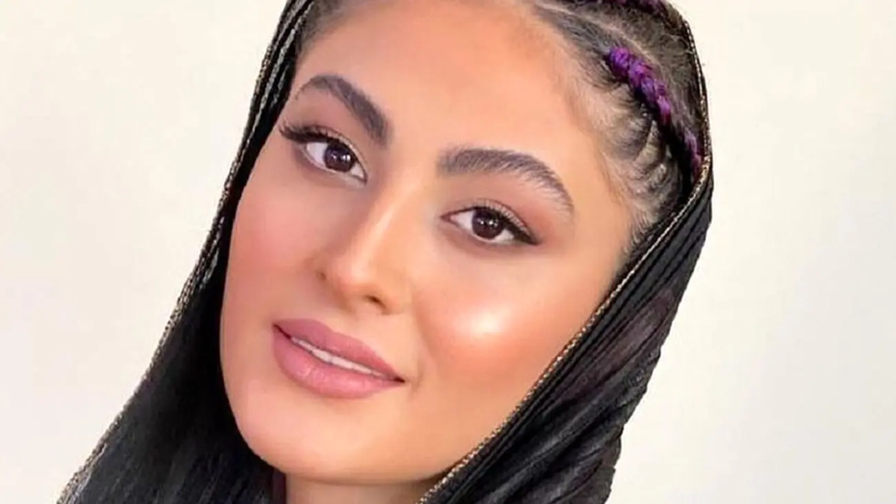 عکس دیده نشده از فخر فروشی بانوی عمارت / ساعت بند طلایش را ببینید!