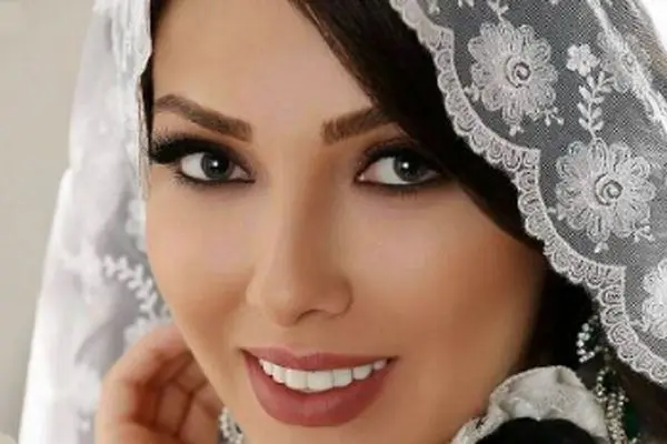 تصاویر جدید از مراسم عقد خواهر لیلا اوتادی؛ کیک چمدانی و سفره عقد ساده