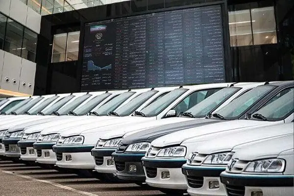 چه افرادی مخالف عرضه خودرو در بورس هستند؟