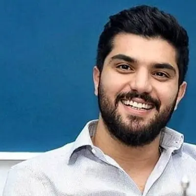 عکس لو رفته صمیمانه سینا مهراد و آرایشگر شخصی اش!