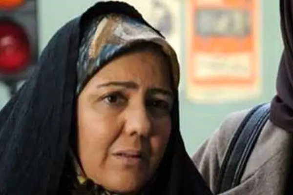 میز عزای مینیمال زویا امامی، دیزاینی خاص با گل، شمع و حلوا