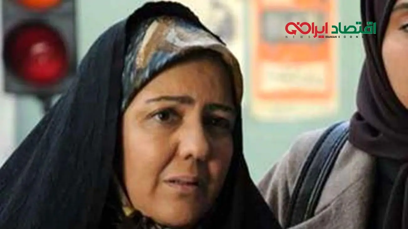 میز عزای مینیمال زویا امامی، دیزاینی خاص با گل، شمع و حلوا