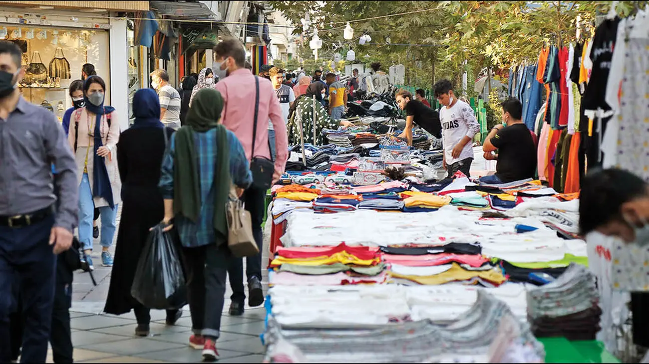 فشار اقتصادی توان ورزشکار ایرانی را گرفت! / فوتبالیست آبیپوش کشورمان دستفروش شد + عکس