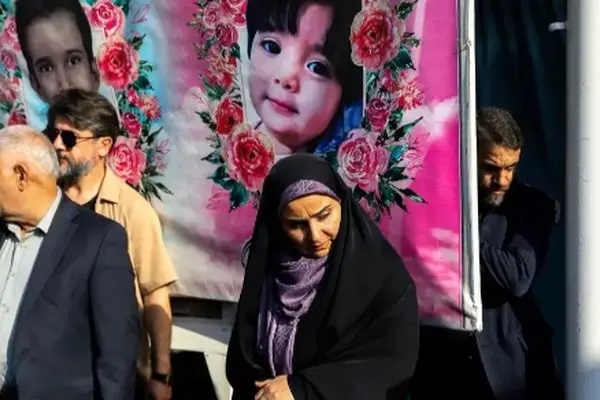 خانم وزیر و کیف پر رمز و راز /ماجرای خبرساز شدن فرزانه صادق در اردبیل