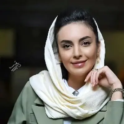 مهشید جوادی با استایل های شیک و جذاب؛ مانتو شلوار مونوکروم غوغا کرد! + عکس