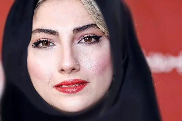 محیا دهقانی با استایلی جذاب و مانتو کتی طرح‌دار در اکران قلب رقه!