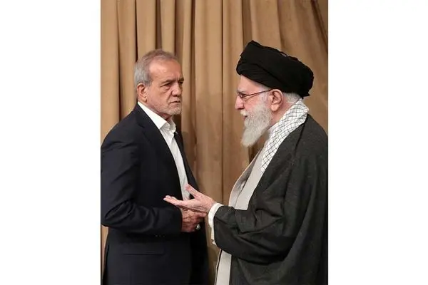 لحظاتی از گفت‌وگوی خصوصی رئیس‌جمهور با رهبر انقلاب + فیلم