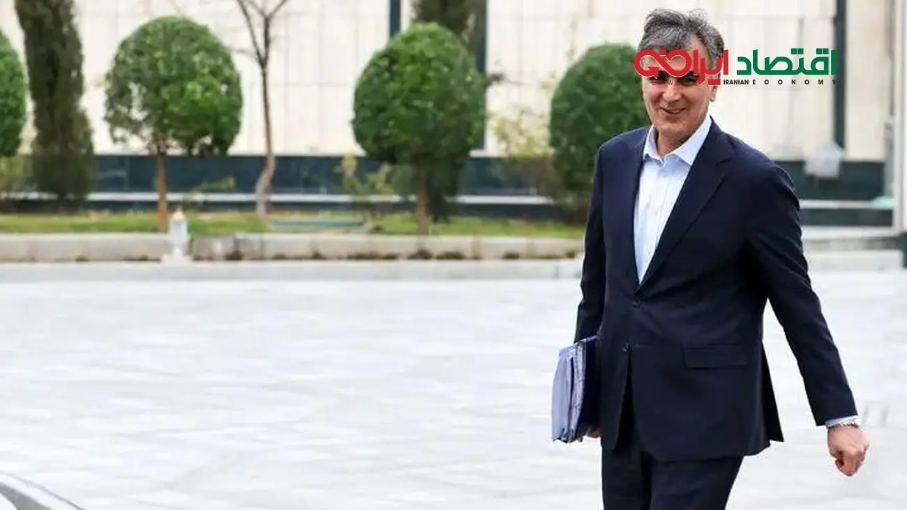 دلار سر به فلک کشیده ولی آقای فرزین برای خود نوشابه باز می‌کند!