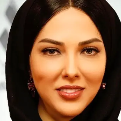 ماشین لاکچری لیلا اوتادی با تیپ گنگ و عینک خلبانی دل‌ها را برد!