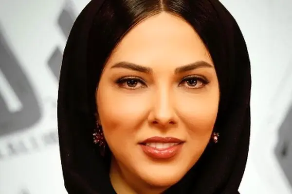 ماشین لاکچری لیلا اوتادی با تیپ گنگ و عینک خلبانی دل‌ها را برد!