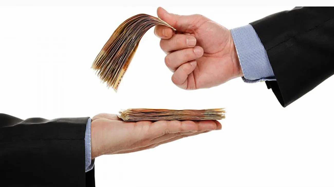 کارمندان دولت یک حقوق اضافه دریافت میکنند