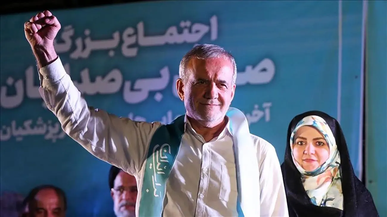 قاب قدیمی ولی زیبا از مسعود پزشکیان در کنار همسر مرحومشان