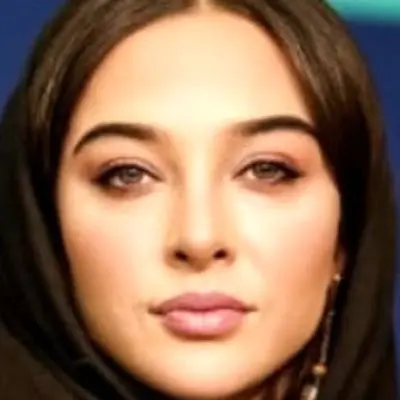 ژست گنگ و حیرت‌انگیز آناهیتا درگاهی با انگشتر پنجه‌بکس در کافه!