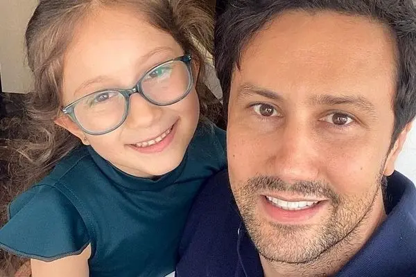 وقتی شاهرخ استخری، پناه رو به استایل گنگ می‌بره؛ عکس‌های خاص پدر و دختری!