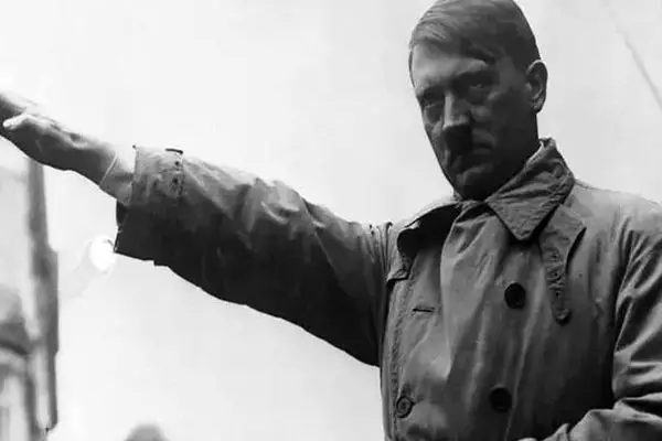 تصویری متفاوت از آدولف هیتلر در سال ۱۲۹۵ با سبیلی خاص