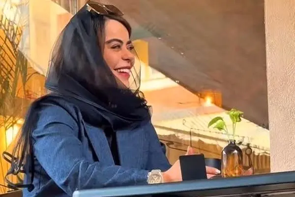 نگاهی به دکوراسیون پاییزی کافه دوبلکس الهام اخوان در مرکز شهر با حیاط و بالکن دنج/ کتابخونه، چراغ نفتی دکوری، مجسمه های اگزجره و...