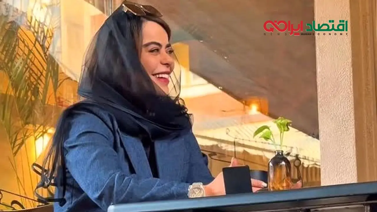 نگاهی به دکوراسیون پاییزی کافه دوبلکس الهام اخوان در مرکز شهر با حیاط و بالکن دنج/ کتابخونه، چراغ نفتی دکوری، مجسمه های اگزجره و...