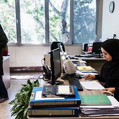 شکاف دستمزد در ایران/ زنان ۱۷ درصد کمتر از مردان حقوق می‌گیرند