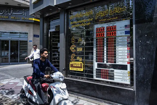 قهر خریداران با بازار ارز/ در سوت و کوری صرافیها دلار ارزان می شود؟