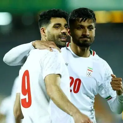 شادی و آغوش همیشه ماندگار محبی و طارمی روی سکوها بعد از پیروزی مقابل ژاپن/ چقدر خوبید شما دوتا+ویدیو