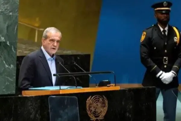 تصاویری که پزشکیان در سازمان ملل نشان داد/ معنی جمله انگلیسی روی کتابچه تصویری رییس‌جمهور چه بود؟ + عکس