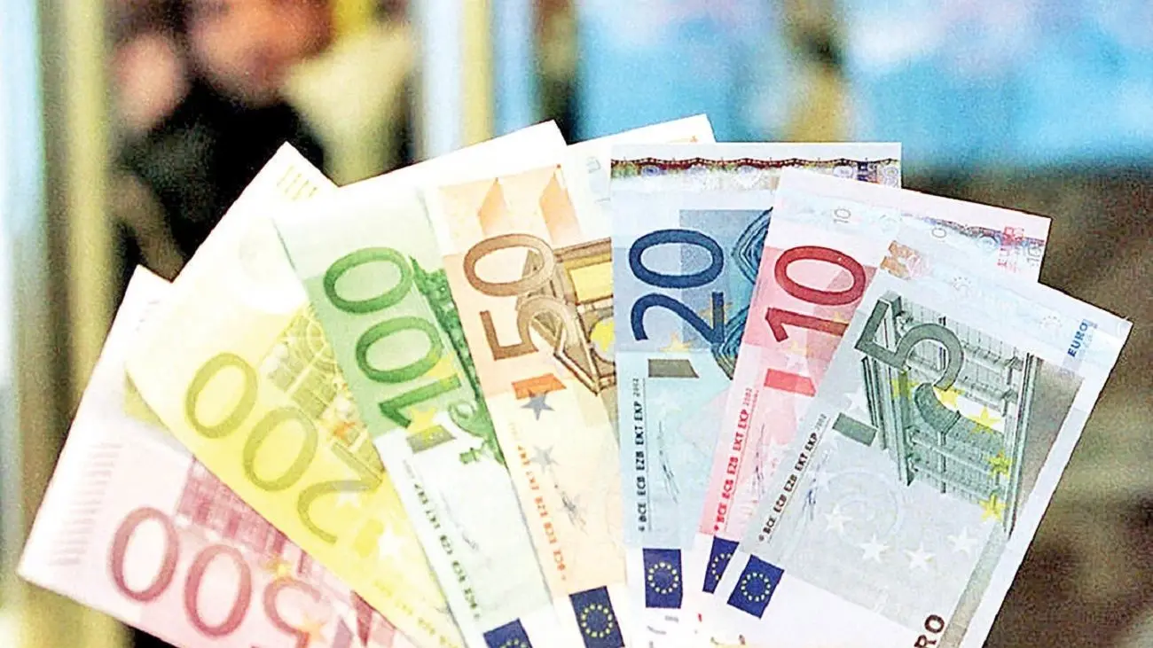آغاز فروش 5000 یورو در شعب منتخب بانکی/ شرایط خرید یورو چیست؟!