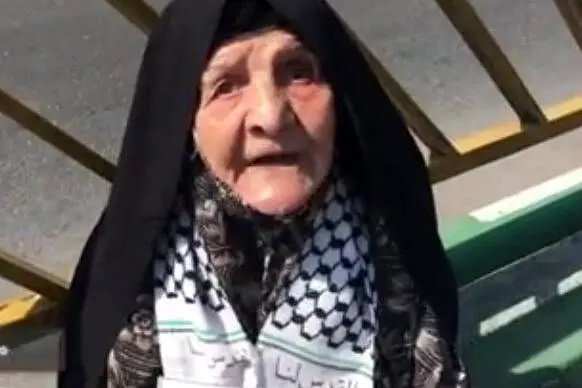 عجیب اما واقعی / این پیرزن را در قسمت بار فرودگاه امام خمینی پیدا کردند ! + فیلم