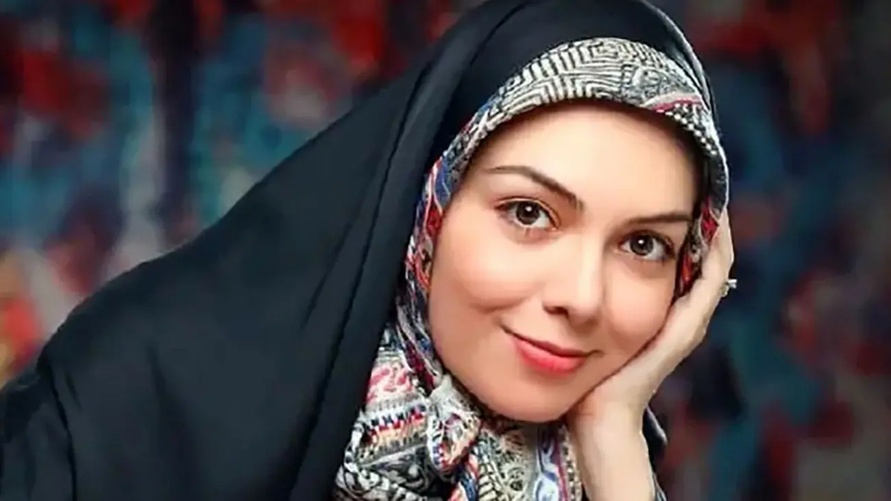 سلیقه زیبای آزاده نامداری در چیدن مبلمان و کتابخونه + عکس و بیوگرافی خانم مجری جوانمرگ