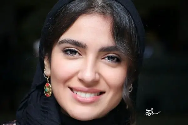 ژست خاص مونا کرمی جلوی آیینه اتاق خوابش! +عکس